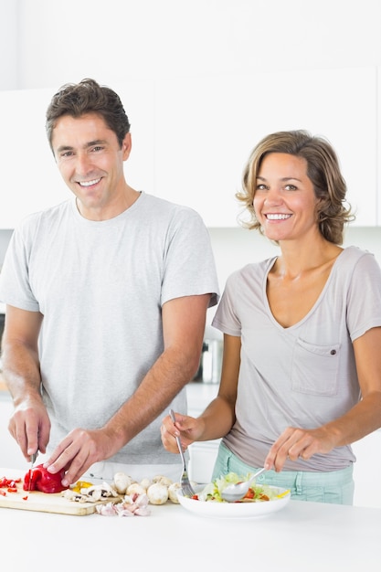 Uśmiechnięta para jedząca posiłek